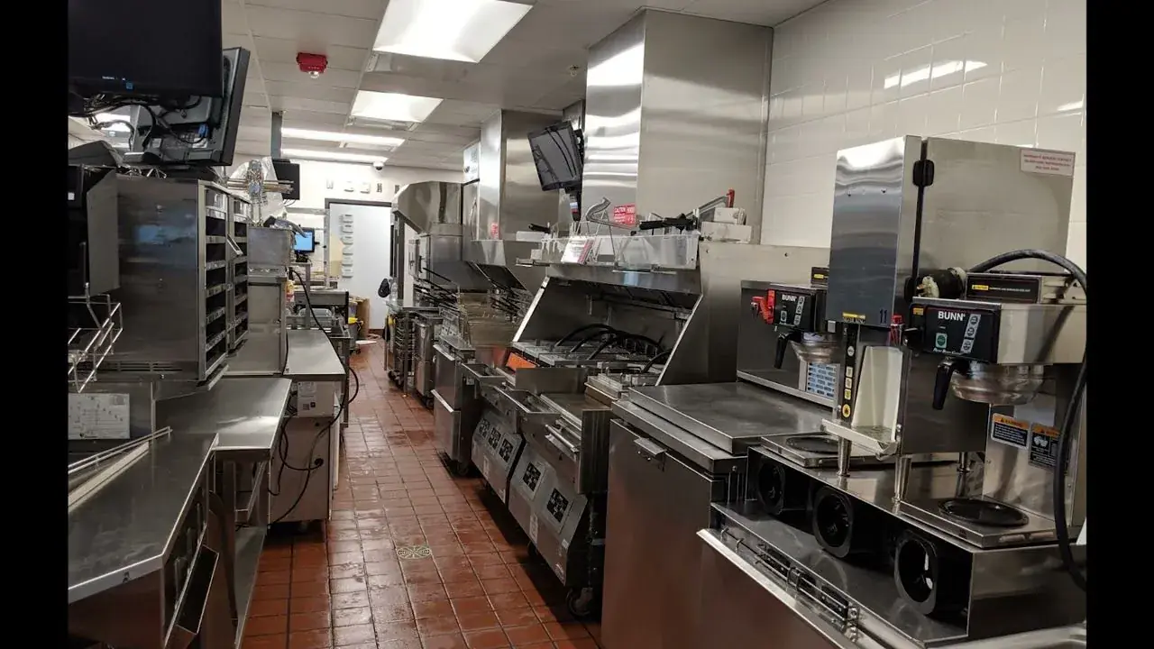 Quick-service restaurant kitchen line documented by Alturascope ahead of a reimage programme